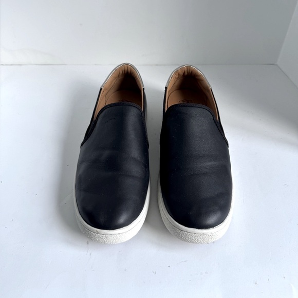 UGG Black Women's Cas Leather Slip On Sneakers. Size 10 - Picture 2 of 13